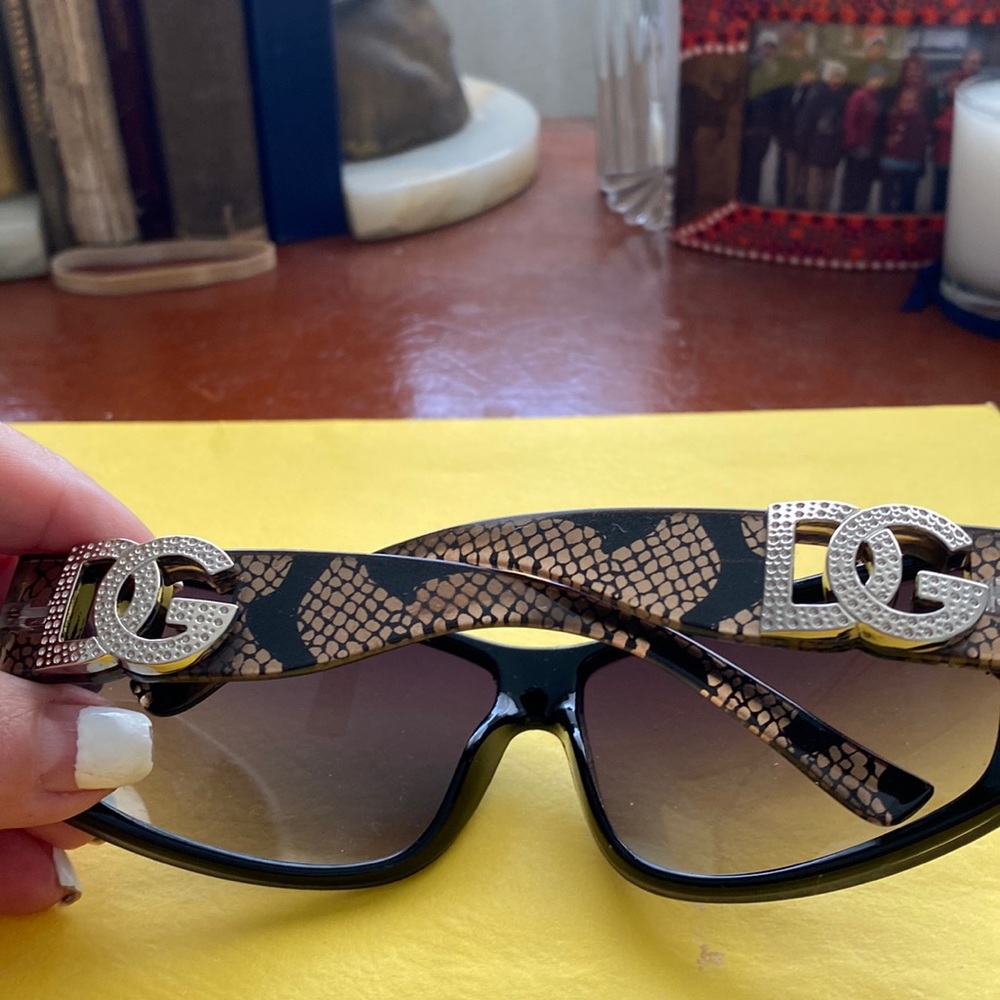 D & G SUNGLASSES.